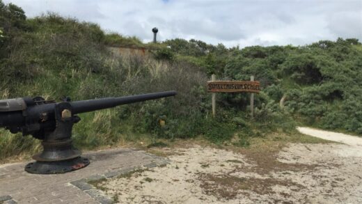 Ingang Bunkermuseum Schlei op Schiermonnikoog.